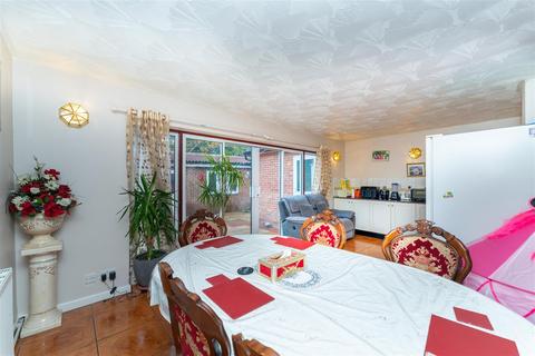 36 Avenue Crescent, Hounslow, TW5 9RE