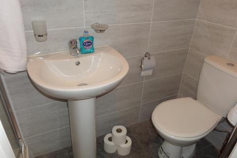 1 bedroom semi-detached house to rent, Springfield Road, Ashford TW15