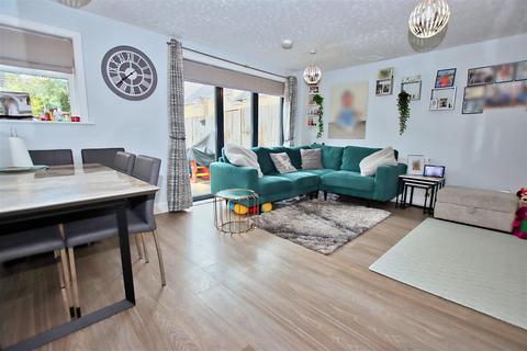 4 bedroom end of terrace house for sale, Byron Avenue, Borehamwood