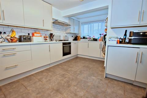 4 bedroom end of terrace house for sale, Byron Avenue, Borehamwood