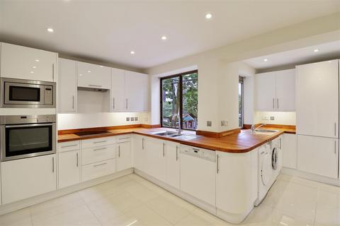3 bedroom apartment to rent, 2 Avenue Road, St John's Wood, London NW8