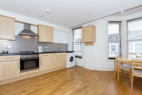2 bedroom flat to rent, Sainfoin Road, SW17