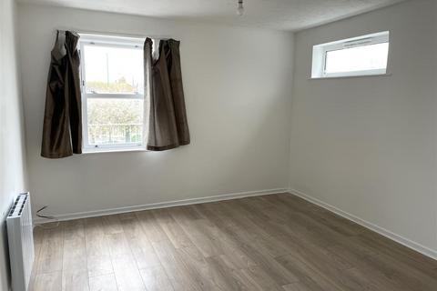 2 bedroom apartment to rent, Wick Parade, Littlehampton BN17