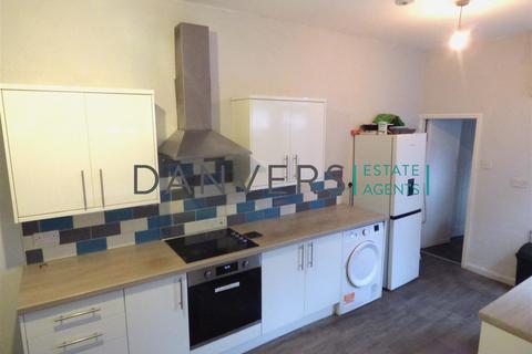4 bedroom end of terrace house to rent, Fosse Road South, Leicester LE3