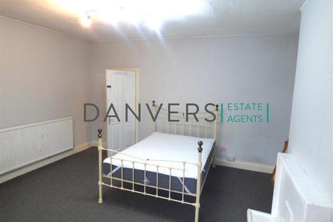 4 bedroom end of terrace house to rent, Fosse Road South, Leicester LE3