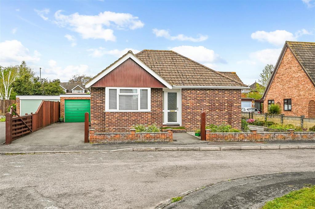 Edwina Close, North Baddesley, Hampshire 2 bed bungalow for sale £385,000
