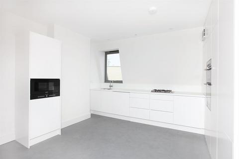 3 bedroom flat for sale, Cranbury Road, London