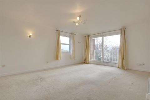 2 bedroom flat to rent, Tennyson Road, Worthing BN11