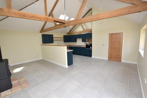 2 bedroom barn conversion to rent, Common Road, Skeyton
