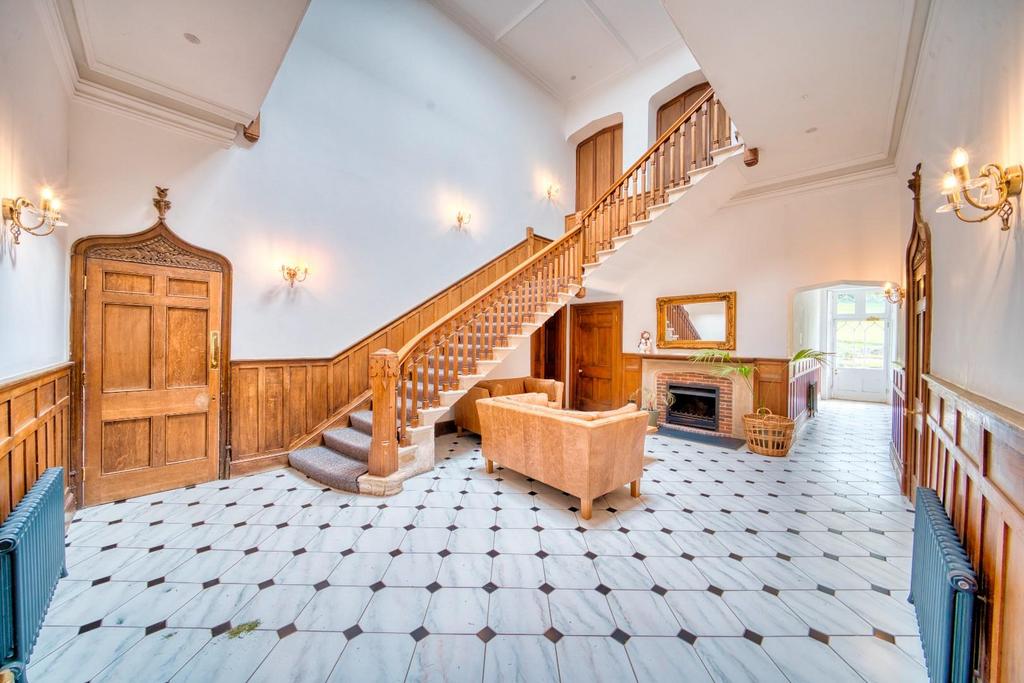 7 - Communal Entrance Hall.jpeg