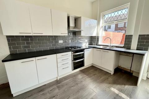 3 bedroom terraced house to rent, Knowles Street, Manchester M26