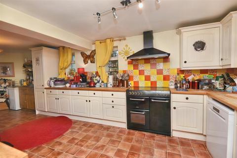 19 The Green, East Knoyle, Salisbury, SP3 6BN