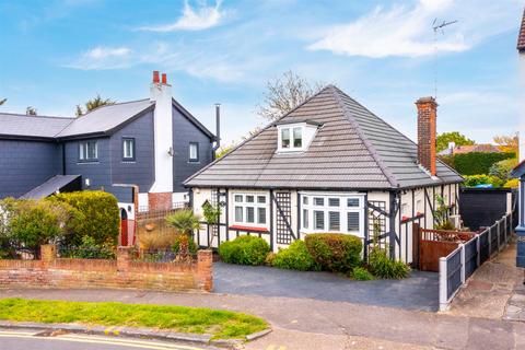 50 Belfairs Drive, Leigh-on-sea, SS9 3AA