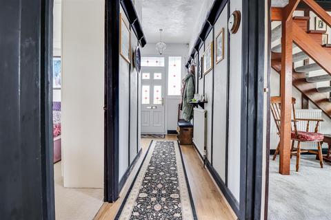 50 Belfairs Drive, Leigh-on-sea, SS9 3AA