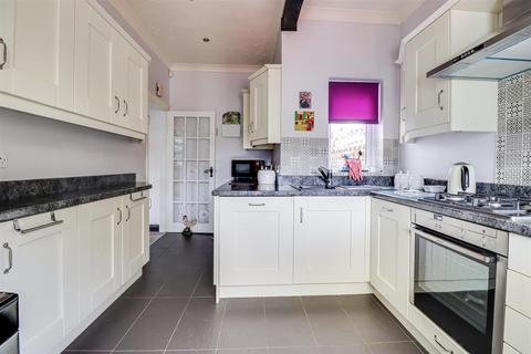50 Belfairs Drive, Leigh-on-sea, SS9 3AA