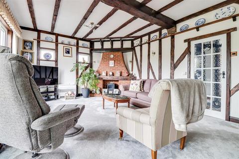 50 Belfairs Drive, Leigh-on-sea, SS9 3AA