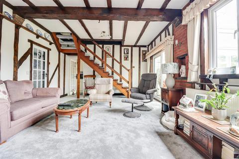 50 Belfairs Drive, Leigh-on-sea, SS9 3AA
