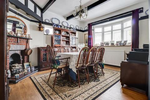 50 Belfairs Drive, Leigh-on-sea, SS9 3AA