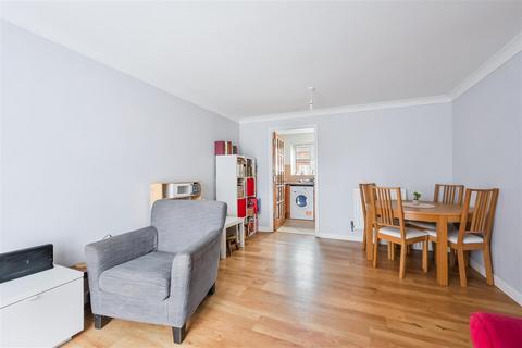 2 bedroom flat for sale, Maple Gardens, Epsom