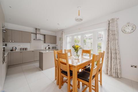 8 Downs Reach, Epsom, KT17 3DJ
