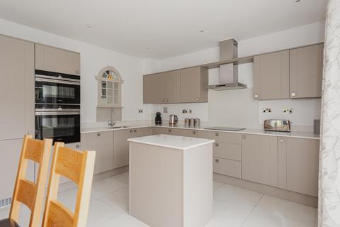8 Downs Reach, Epsom, KT17 3DJ
