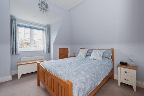8 Downs Reach, Epsom, KT17 3DJ