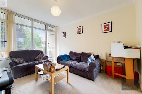 3 bedroom apartment to rent, Heather Close, Clapham
