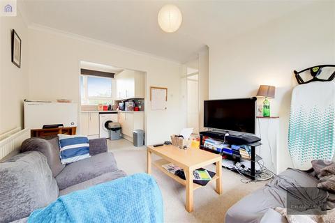 3 bedroom apartment to rent, Heather Close, Clapham