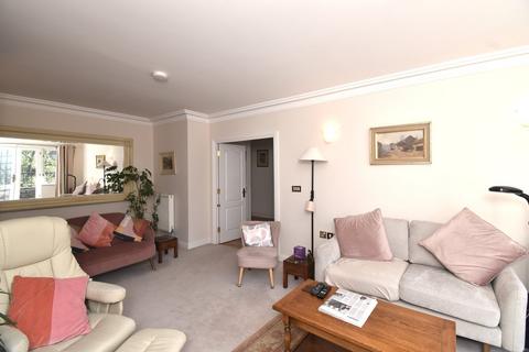 3 bedroom apartment for sale, Chaucer Avenue, Weybridge, KT13