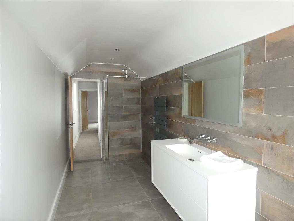 Bathroom 2.JPG