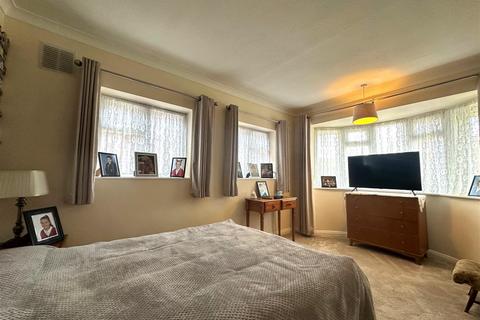 250 Park Avenue, Bushey, WD23 2BH