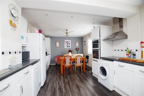 4 bedroom end of terrace house for sale, Partridge Close, Swindon SN3