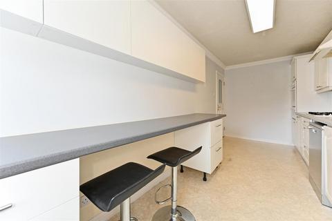 2 bedroom flat to rent, Queens Lane, Arundel