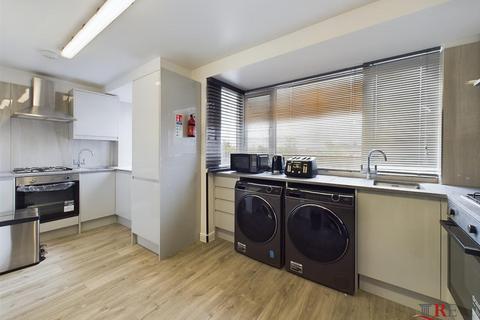 1 bedroom in a house share to rent, Mollison Way, Edgware