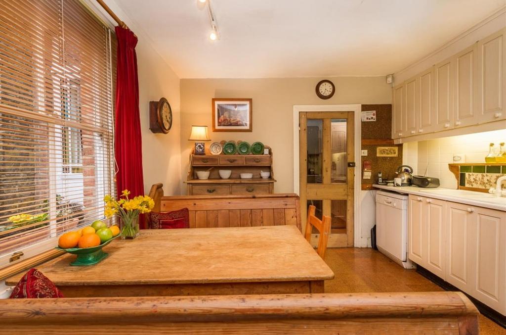 8.1 kitchen  to hall DSC1859.jpg