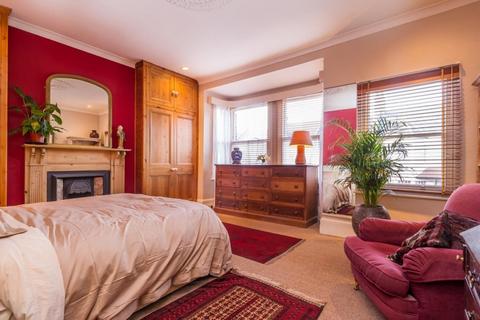32 Baronsmere Road, London, N2 9QE