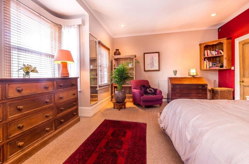 3.2 master bed from wardrobe DSC1829.jpg