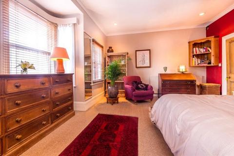 32 Baronsmere Road, London, N2 9QE