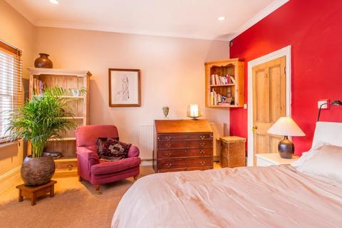 32 Baronsmere Road, London, N2 9QE