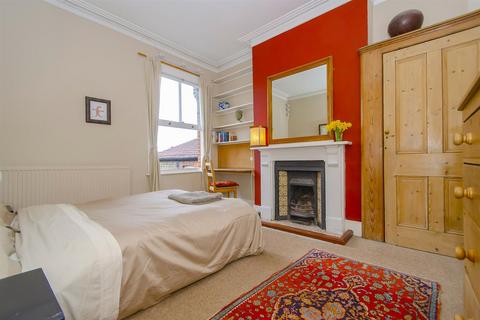 32 Baronsmere Road, London, N2 9QE
