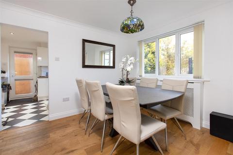 4 Shrewton Close, Trowbridge, BA14 0XS