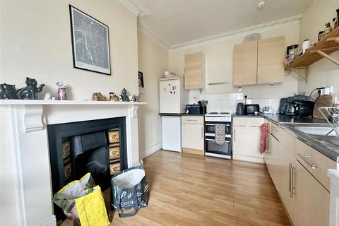 2 bedroom flat to rent, Hurle Crescent - 1st Floor