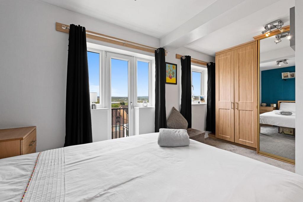 BEDROOM 1 02.jpg