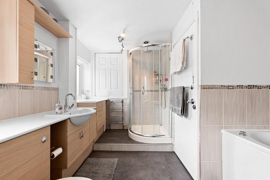 BATHROOM 04.jpg