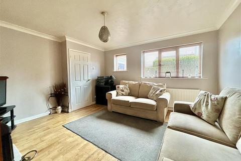 3 bedroom semi-detached house for sale, Greenfield Close, Kippax, Leeds