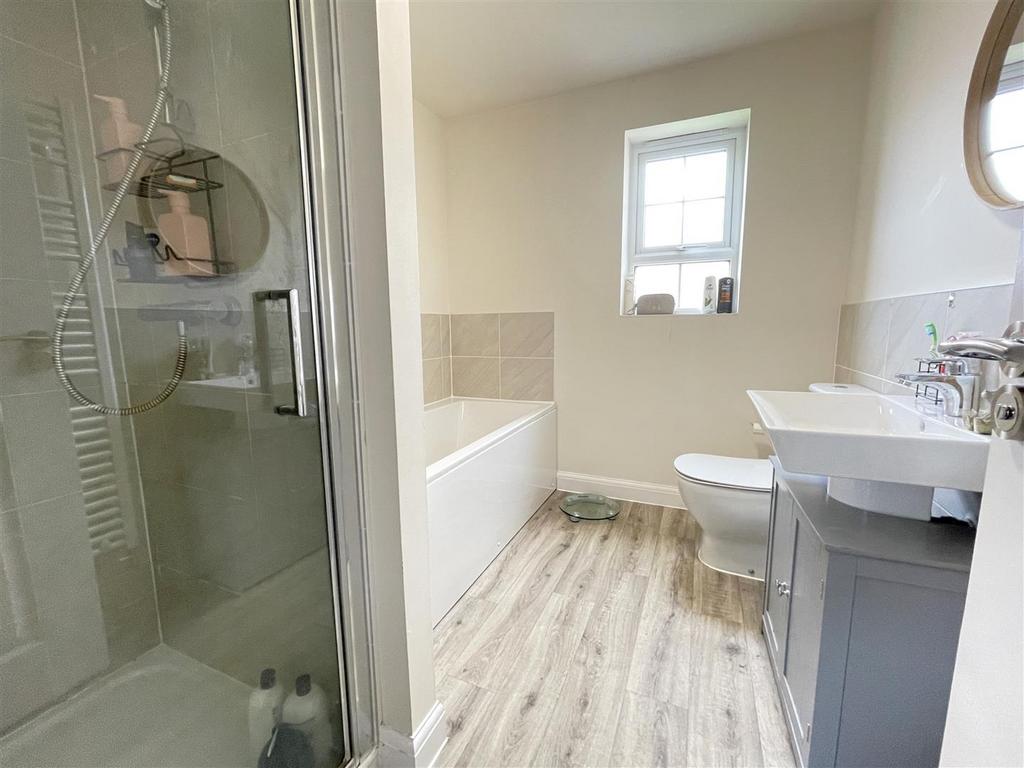 Ensuite bath/shower room