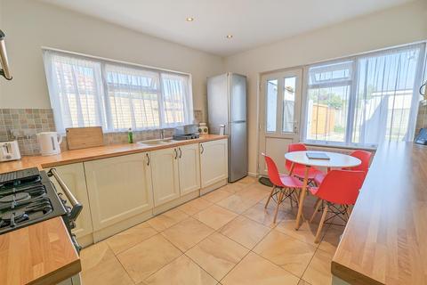 5 bedroom chalet for sale, WYATTS DRIVE, Southend-On-Sea