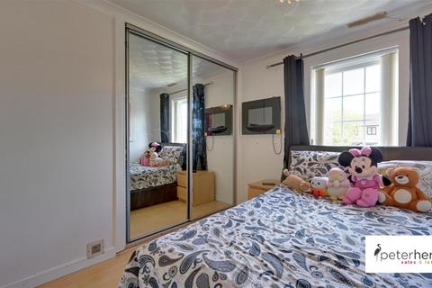 2 bedroom terraced house to rent, Highfield Place, Pallion, Sunderland