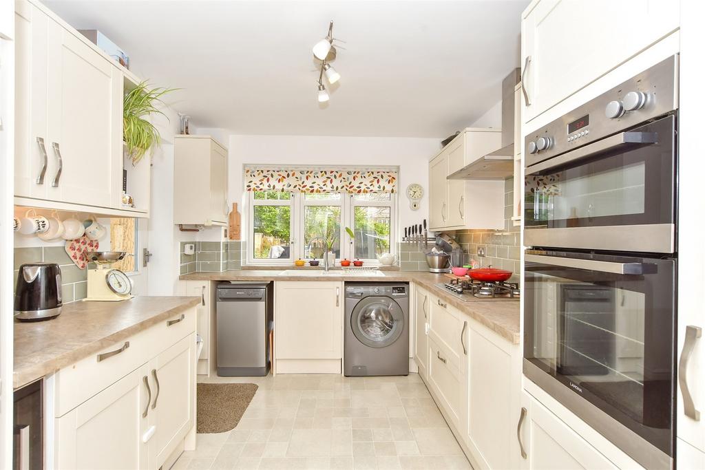 Peacock Close, Chichester, West Sussex 3 bed detached house for sale