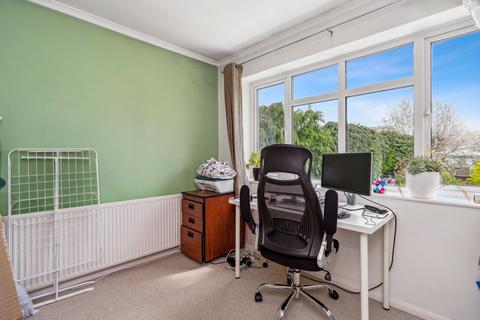 2 bedroom maisonette to rent, Heath Road, Beaconsfield, HP9